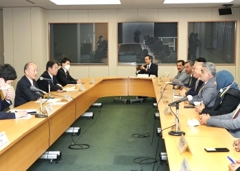 Dr. Nazar Bahshaib, Deputy Minister of Planning and International Cooperation of the Republic of Yemen, and 13 other Yemeni government officials paid a courtesy call on Japan's Parliamentary Vice-Minister for Foreign Affairs, TAKAGI Hiroshi. (MOFA)