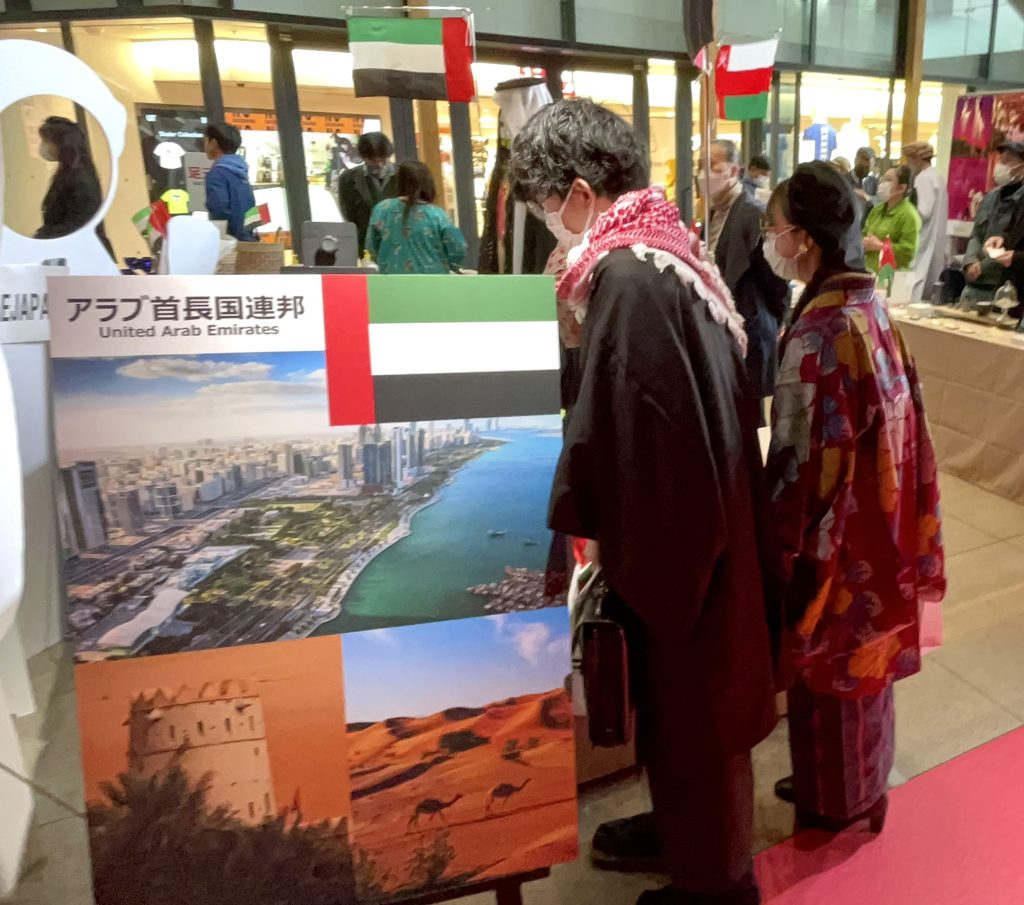 The ceremony included a show of traditional costumes, handicrafts, date fruits and Arabic music performed by the Emirates National Music Band.  (ANJ)