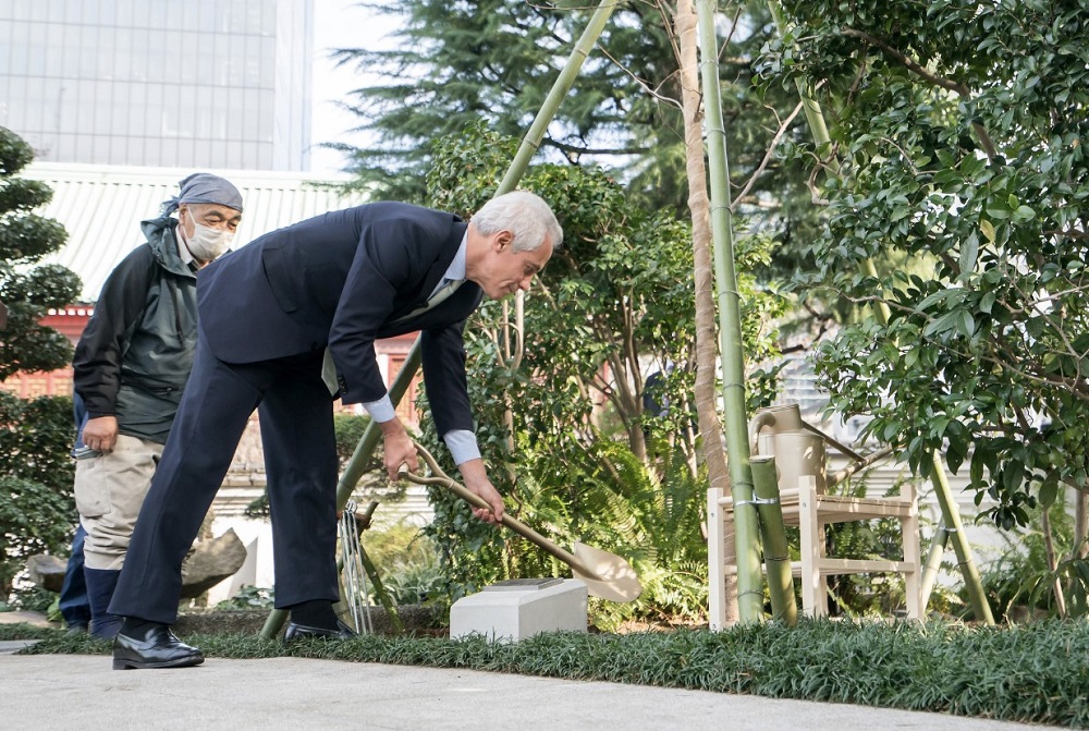 US Ambassador to Japan Rahm Emanuel seen planting a sugar maple tree to commemorate President Barack Obama’s tenure as president. (ANJ)