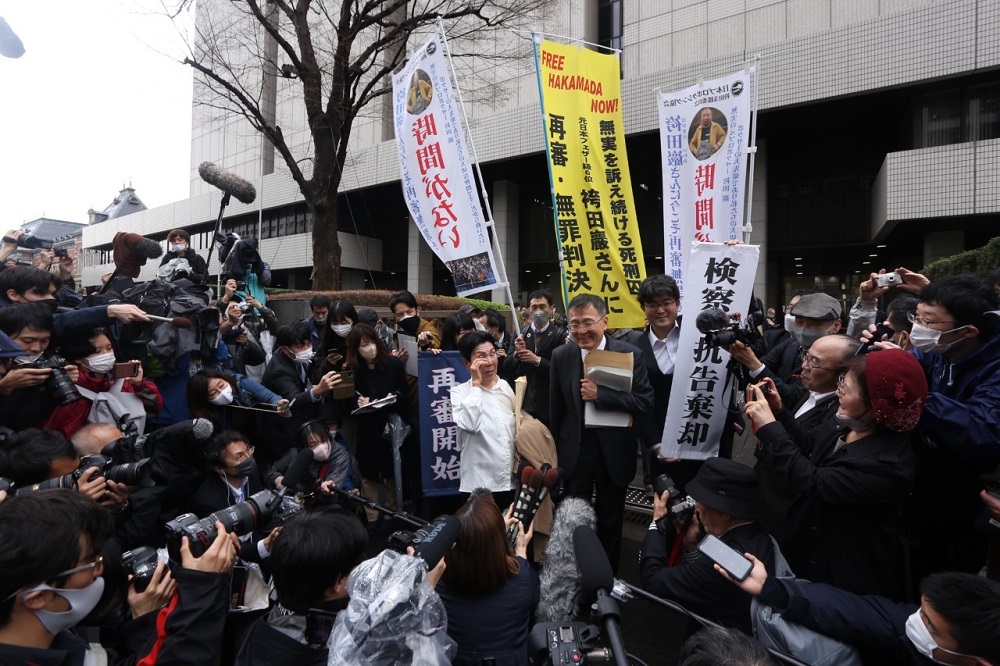 Hideko, sister of Hakamada Iwao, the oldest death row inmate, cries tears of joy after the decision of the Tokyo High Court of Justice to continue the retrial which may help restore her brother's innocence. (ANJ)