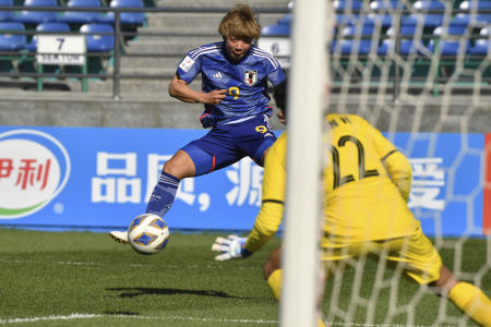Japan's Ayumu Yokoyama makes an attempt to score during the Asian Football Confederation U20 Asian Cup semi-final soccer match at the JAR stadium in Tashkent, Uzbekistan, Wednesday, March. 15, 2023. (AP)