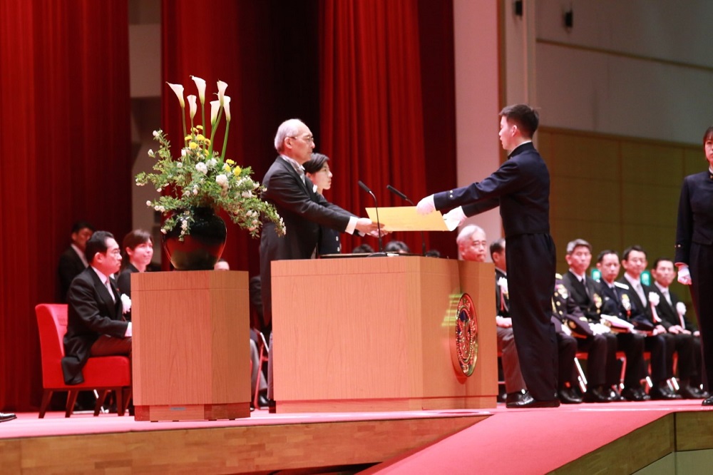 Prime Minister Fumio Kishida, as the Commander-in-Chief of the Japan Self-Defense Forces, delivered an address to the graduates of the National Defense Academy in Yokosuka City, Kanagawa Prefecture, on Sunday March 26. (ANJ)