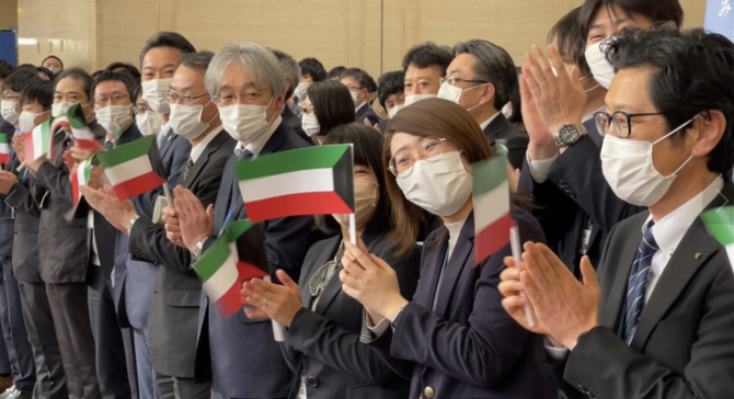 Tohoku Medical and Pharmaceutical University show appreciation for Kuwait at graduation ceremony. (KUNA)