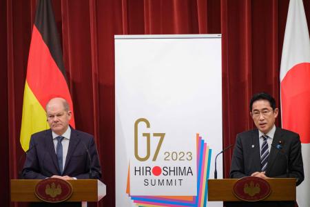 German Chancellor Olaf Scholz (left) and Japan's Prime Minister Fumio Kishida attend a press conference after a summit meeting at the prime minister's official residence in Tokyo on March 18, 2023. (AFP)