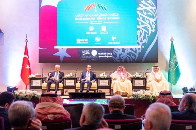 (Second from right) Saudi Commerce Minister Majed Al-Qasabi and Turkish Trade Minister Mehmet Mus attend a forum in Riyadh on Sunday. (AN photo)