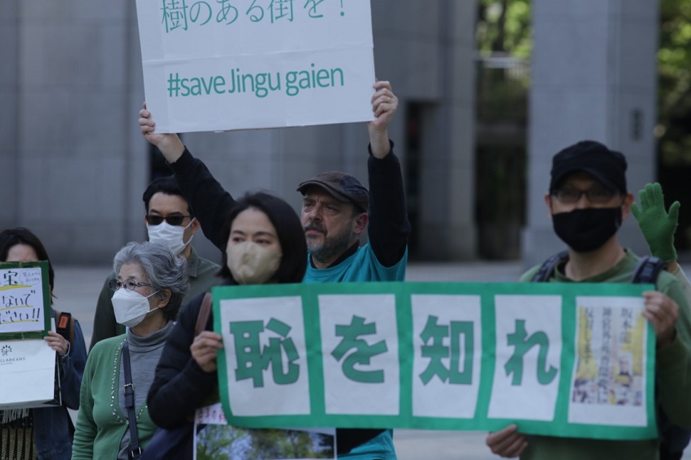 Around 100 environmental activists gathered on Sunday to protest against the planned destruction of more than 3,000 century-old trees in order to build sports facilities and commercial properties in central Tokyo. (ANJ/ Pierre Boutier)