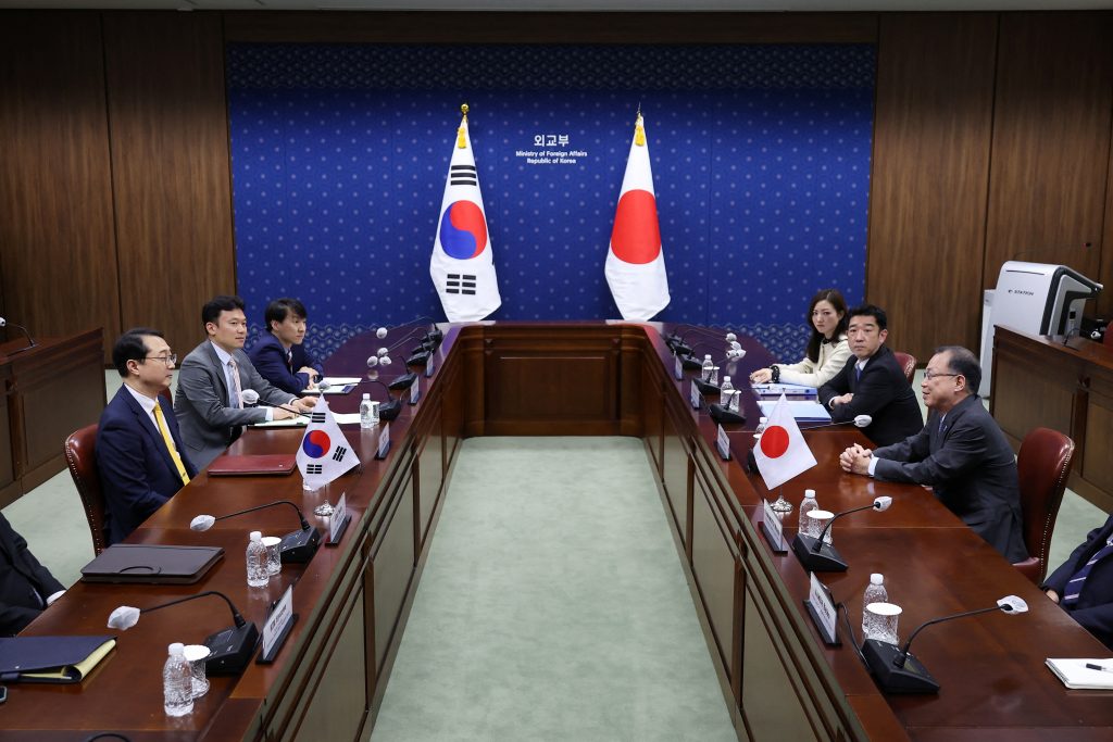Japan's Ministry of Foreign Affairs Director General for Asian and Oceanian Affairs Funakoshi Takehiro, talks with South Korea's Special Representative for Korean Peninsula Peace and Security Affairs Kim Gunn during their meeting at the Foreign Ministry in Seoul, South Korea, April 6, 2023. (File/Reuters)
