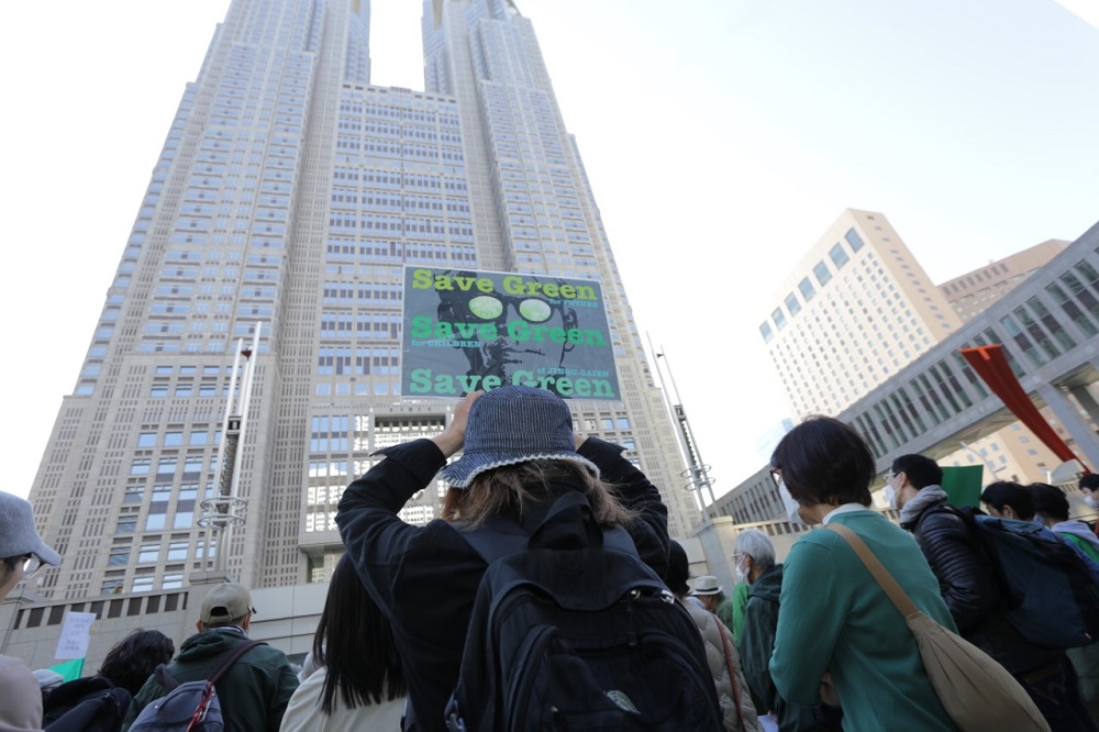 Around 100 environmental activists gathered on Sunday to protest against the planned destruction of more than 3,000 century-old trees in order to build sports facilities and commercial properties in central Tokyo. (ANJ/ Pierre Boutier)