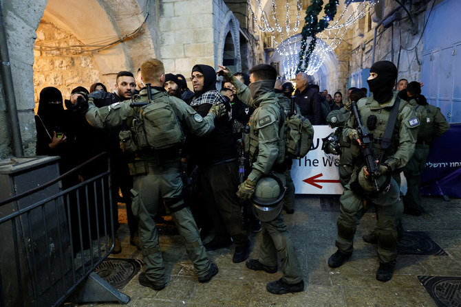 Israeli border policemen take position near Al-Aqsa compound also known to Jews as the Temple Mount, while tension arise during clashes with Palestinians in Jerusalem’s Old City, Apr. 5, 2023. (Reuters)