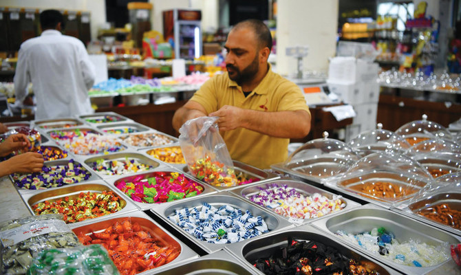 Almost half of those who participated in the survey ranked sweets, dates, and chocolates as their gifts of choice, with cash coming in second at 42 percent, followed by toys and games with 38 percent. (SPA)