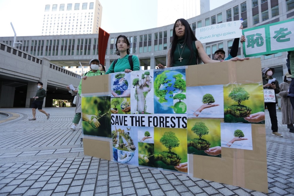 Around 100 environmental activists gathered on Sunday to protest against the planned destruction of more than 3,000 century-old trees in order to build sports facilities and commercial properties in central Tokyo. (ANJ/ Pierre Boutier)