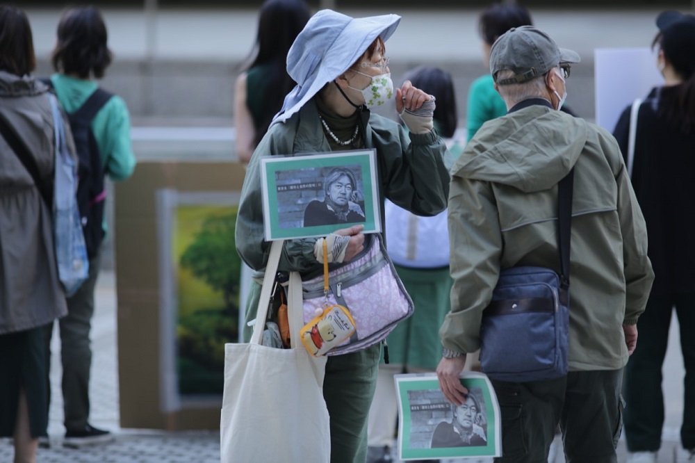 Around 100 environmental activists gathered on Sunday to protest against the planned destruction of more than 3,000 century-old trees in order to build sports facilities and commercial properties in central Tokyo. (ANJ/ Pierre Boutier)