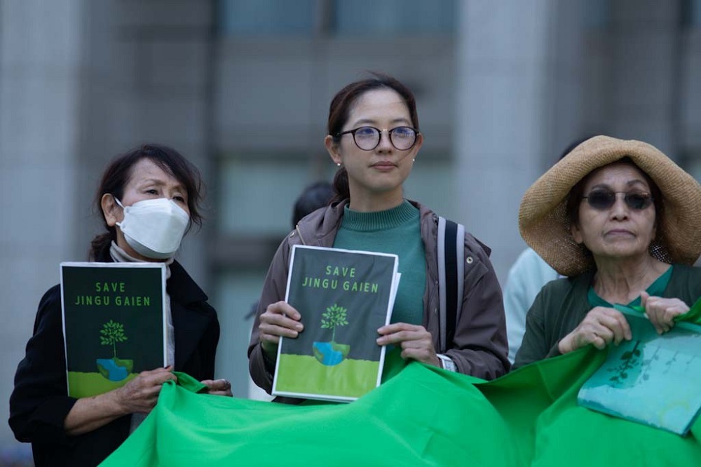 Around 100 environmental activists gathered on Sunday to protest against the planned destruction of more than 3,000 century-old trees in order to build sports facilities and commercial properties in central Tokyo. (ANJ/ Pierre Boutier)