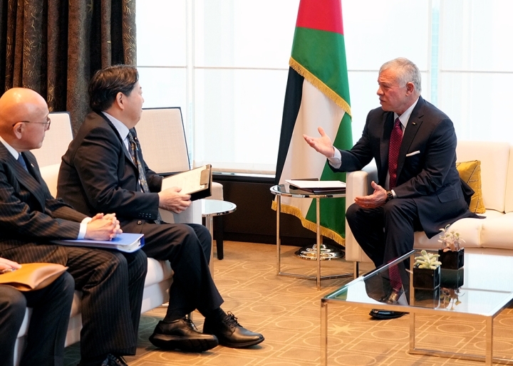 The King and Minister Hayashi agreed to continue close cooperation on making efforts toward peace and stability, both regional and global. (MOFA)