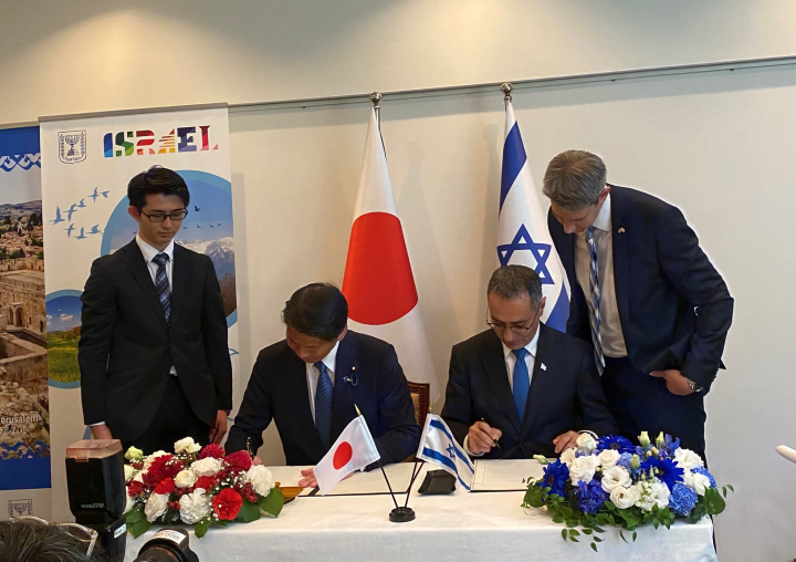 The agreement was signed by YAMADA Kenji, State Minister for Foreign Affairs of Japan, and Israeli Ambassador to Japan Gilad Cohen at a reception commemorating the 75th Independence Day of the State of Israel at the ambassador's residence in Tokyo. (Twitter/@MofaJapan_en)