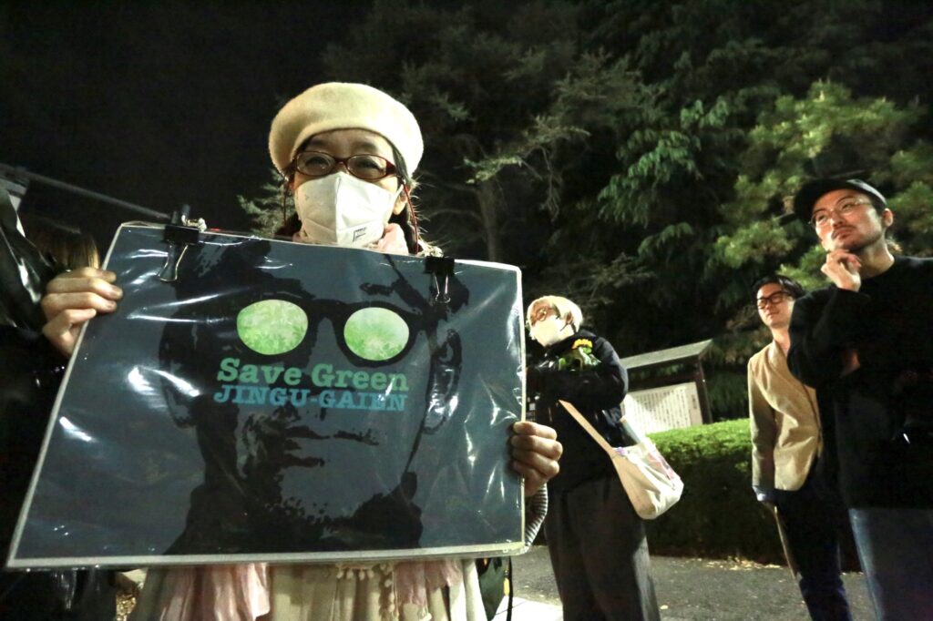 Several thousand Japanese paid tribute to film music composer SAKAMOTO Ryuichi. (ANJ)
