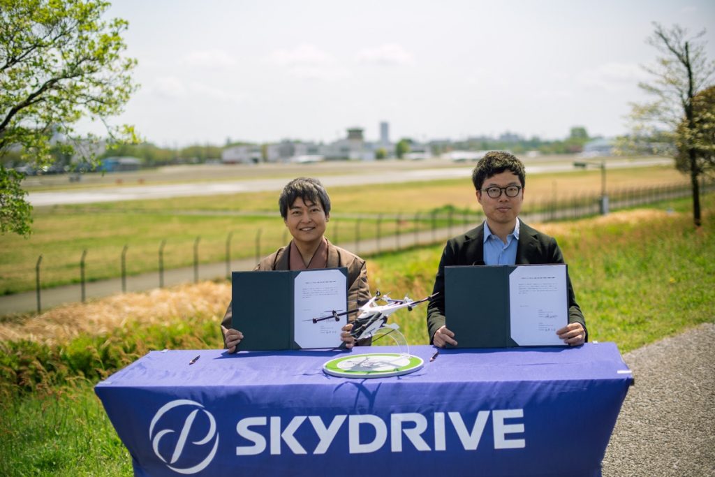 From the left, Mr. Kotaro Chiba and CEO of SkyDrive, Tomohiro Fukuzawa. (SkyDrive)