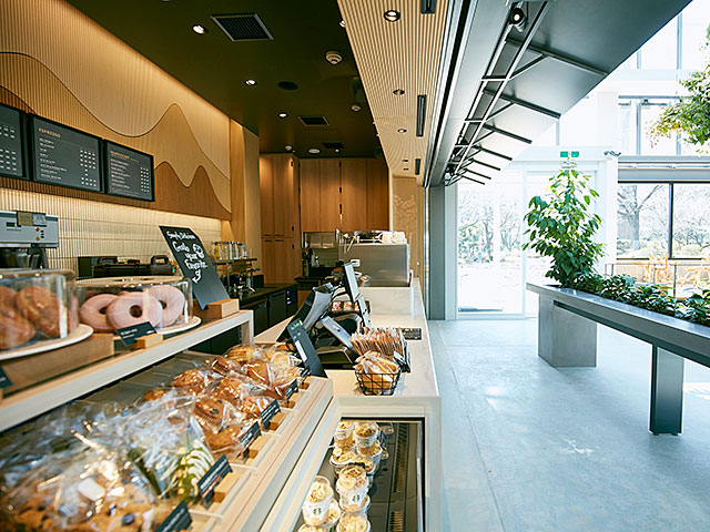 The interior of Starbucks in Yomiuriland’s Hana Biyori garden, Tokyo. (Yomiuriland)