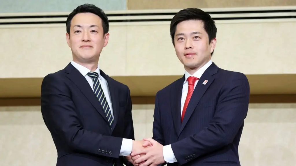 Osaka Mayor-elect Hideyuki Yokoyama (L) with Osaka Gov. Hirofumi Yoshimura. 