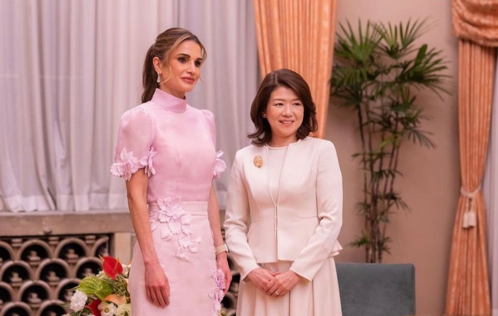 They discussed sightseeing spots in the two countries, as well as children’s education, which is one of their common interests. (MOFA)