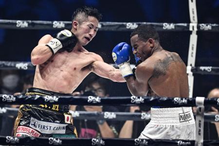 Japan's Takuma Inoue (left) fights against Venezuela's Liborio Solis during their WBA bantamweight world title boxing match at Ariake Arena in Tokyo on April 8, 2023. (AFP)