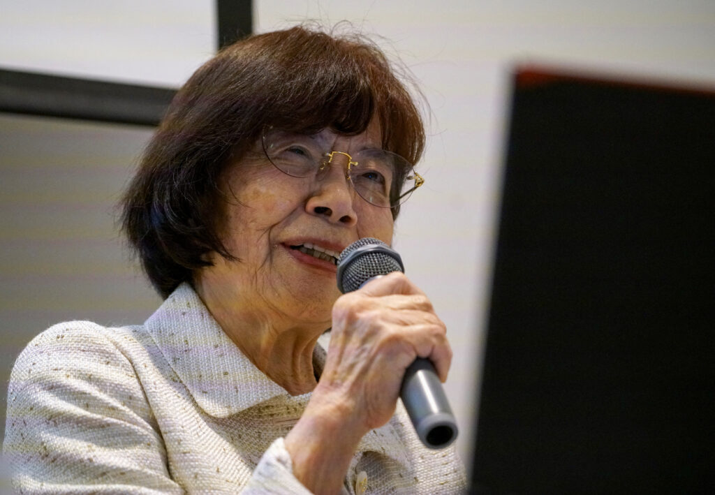 Teruko Yahata (85), a World War Two Hiroshima atomic bombing survivor, speaks about her story of the horrors of Hiroshima to foreign visitors at the Hiroshima Peace Memorial Museum in Hiroshima, western Japan May 9, 2023. (REUTERS/Tom Bateman)