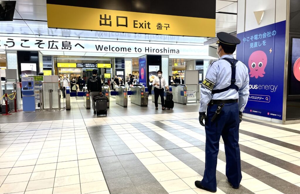 A security guard stands alert at the Hiroshima Central Train Station. The city that hosts G7 Summit is imposing high security restrictions. (ANJ photo)