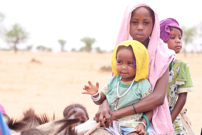 Sudanese refugees cross into Chad near Koufroun, Echbara, on May 1, 2023. (AFP)