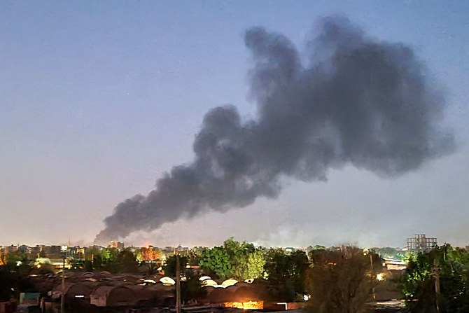 Smoke billows in Khartoum amid ongoing fighting between the forces of two rival generals in Sudan on May 6, 2023. (AFP)