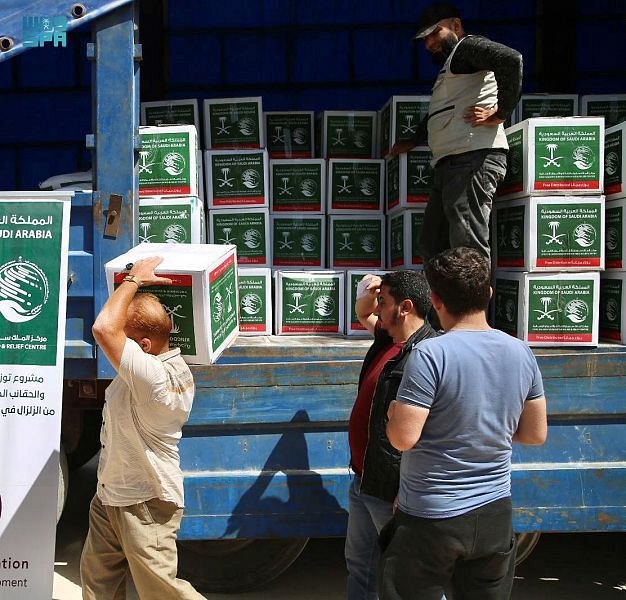 In Syria, 750 earthquake-stricken families in Idlib received food parcels and hygiene bags. (SPA)