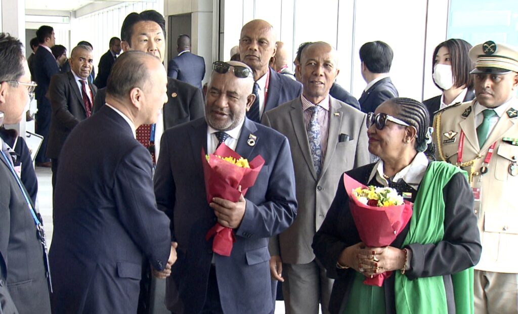 TAKAGI Kei, Parliamentary Vice-Minister for Foreign Affairs, greets Azali Assoumani, President of the Union of the Comoros and his wife upon their arrival in Hiroshima Airport to attend the Outreach Meeting during the G7 Hiroshima Summit. (ANJ)