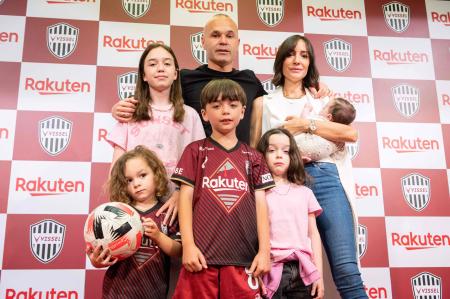 Spanish footballer Andres Iniesta (top C), former Barcelona star and a present midfielder with Japanese club Vissel Kobe, poses for photos with his family at the end of a press conference in Kobe on May 25, 2023. (AFP)