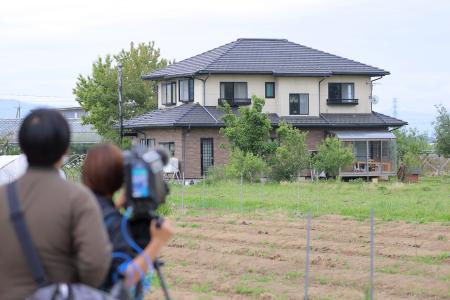 A television crew film the house where a suspect had been holed up inside after allegedly killing four people in Nakano, Nagano Prefecture on May 26, 2023. (Photo by JIJI PRESS / AFP)