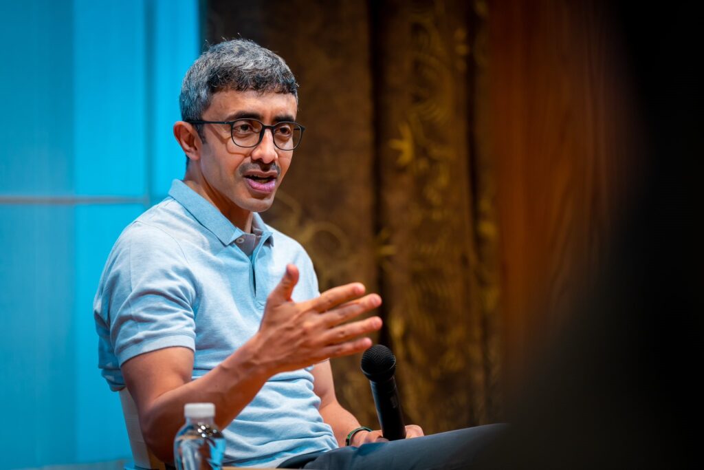 Abdullah bin Zayed Al Nahyan visited UAE students studying in Japan. (twitter/@OFMUAE)