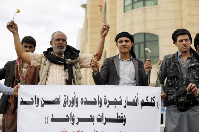 Members of the Baha’i faith demonstrate outside a Houthi court during the trial of a Baha’i man in Sana’a, Yemen, April 3, 2016. (Reuters)