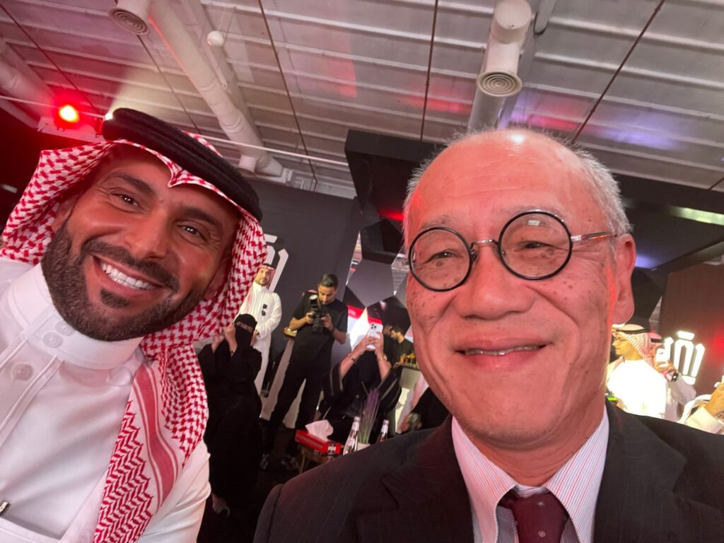 The Ambassador Iwai Fumio with the Saudi entrepreneur Yazeed AlRajhi. (Twitter: @FumioIwai)