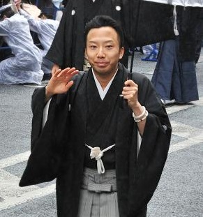 Japanese kabuki actor Ennosuke Ichikawa walks on a street during a parade in Tokyo on March 27, 2013. (AFP/file)