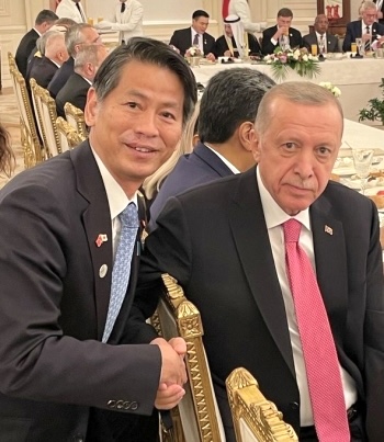 Japan’s State Minister for Foreign Affairs YAMADA Kenji (left) with Turkiye president Recep Tayyip Erdogan. (Photo: Courtesy MOFA)