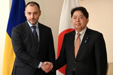 Oleksandr Kubrakov (left), Deputy Prime Minister for the restoration of Ukraine, shakes hands with Japan's Foreign Minister Yoshimasa Hayashi at the foreign ministry in Tokyo on June 19, 2023. (AFP)