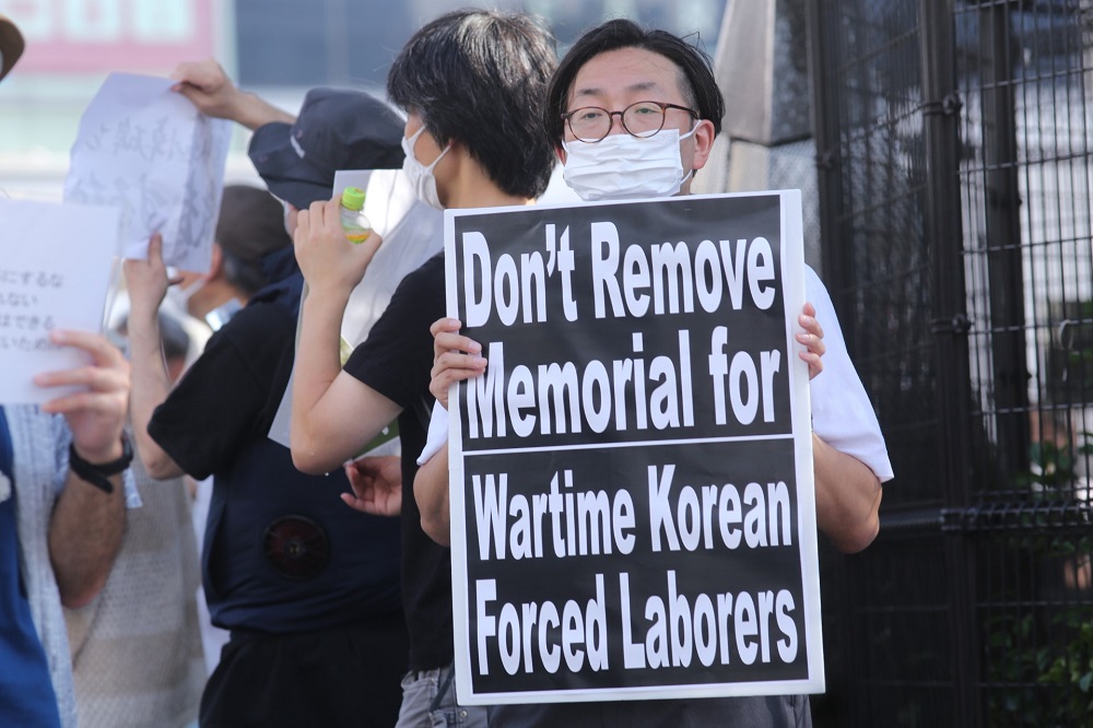 About 50 Japanese of North Korean descent protested in the busy Shinjuku district of Tokyo against an order to destroy a monument dedicated to the victims of forced labor during the period of Japanese colonization. (ANJ)