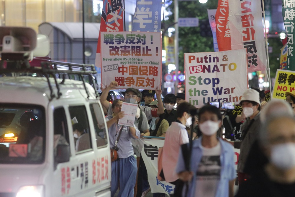 A demonstration took place in Tokyo’s Shinjuku district on Tuesday to protest Japan's participation in the NATO summit and the government's moves to export lethal weapons abroad. (ANJ)