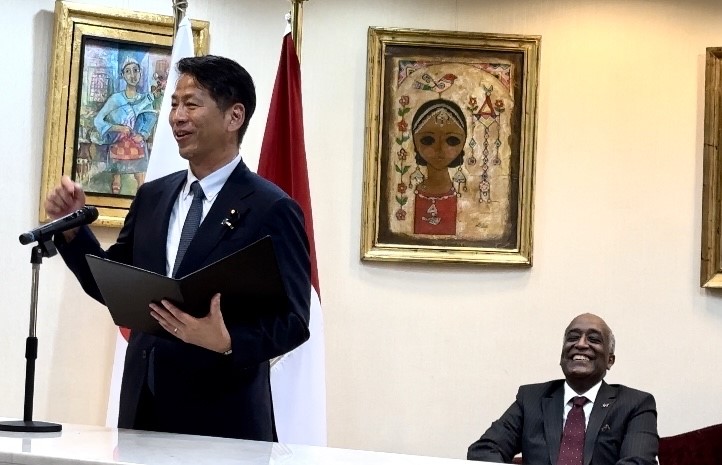 Egyptian Ambassador Mohamed Abubakr (right) and State Minister for Foreign Affairs YAMADA Kenji. (ANJ)