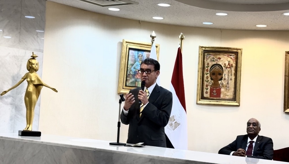 Egyptian Ambassador Mohamed Abubakr (right) and Digital Affairs Minister KONO Taro. (ANJ)