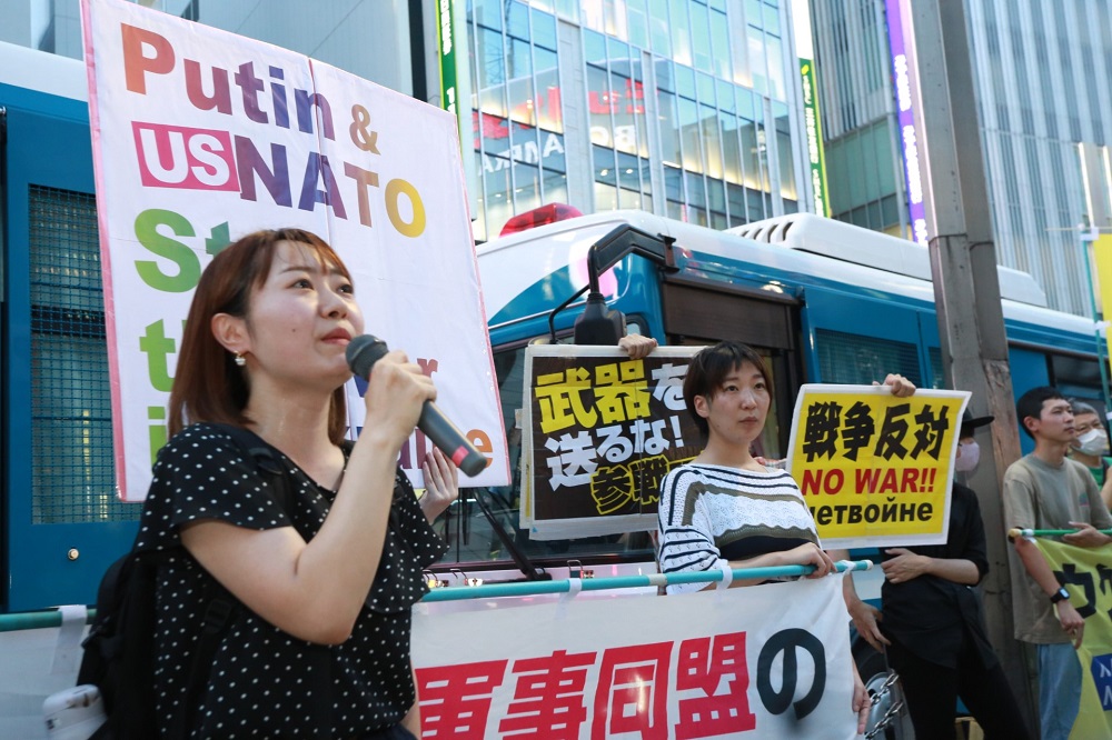 A demonstration took place in Tokyo’s Shinjuku district on Tuesday to protest Japan's participation in the NATO summit and the government's moves to export lethal weapons abroad. (ANJ)