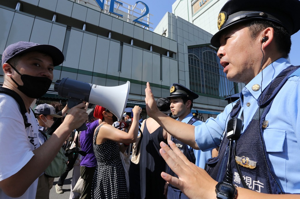 About 50 Japanese of North Korean descent protested in the busy Shinjuku district of Tokyo against an order to destroy a monument dedicated to the victims of forced labor during the period of Japanese colonization. (ANJ)