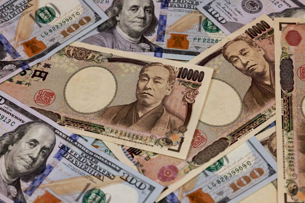 The dollar traded in the vicinity of 141.70 yen early in the morning following its rise close to 142 yen over the weekend (AFP).