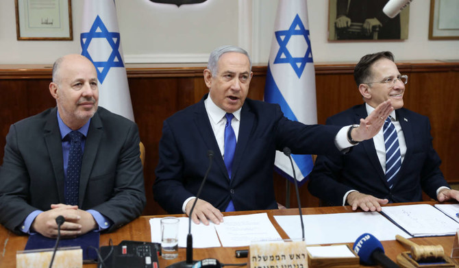 Israeli Prime Minister Benjamin Netanyahu (C), Cabinet Secretary Tzahi Braverman (R) and Israeli Minister of Regional Cooperation Tzachi Hanegbi (L) attend the weekly cabinet meeting at the Prime Minister's office in Jerusalem. (AFP file photo)