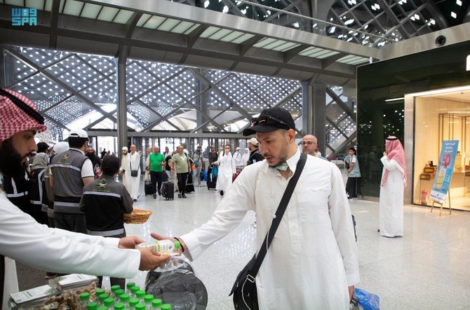 Hajj pilgrims are greeted with Zamzam water and gifts on arrival in Madinah after travelling on the Haramain High-Speed Railway. (SPA)