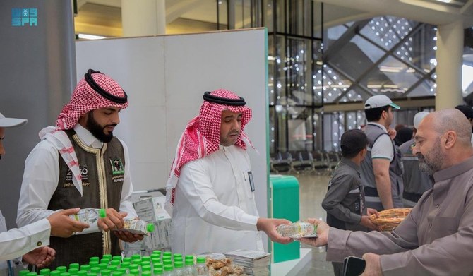 Hajj pilgrims are greeted with Zamzam water and gifts on arrival in Madinah after travelling on the Haramain High-Speed Railway. (SPA)