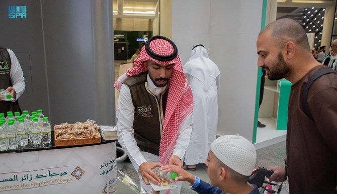 Hajj pilgrims are greeted with Zamzam water and gifts on arrival in Madinah after travelling on the Haramain High-Speed Railway. (SPA)